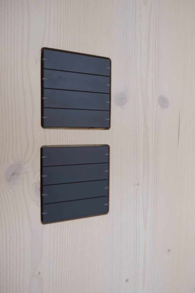 zwei Lichtschlater in schwarz, flächenbüdig in Holzwand eingelassen